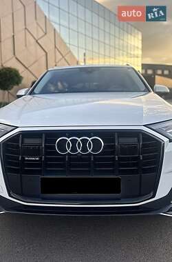 Позашляховик / Кросовер Audi Q7 2020 в 