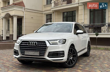 Внедорожник / Кроссовер Audi Q7 2015 в 