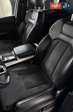 Позашляховик / Кросовер Audi Q7 2021 в 