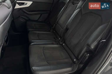 Позашляховик / Кросовер Audi Q7 2021 в 