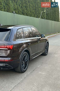 Позашляховик / Кросовер Audi Q7 2020 в 