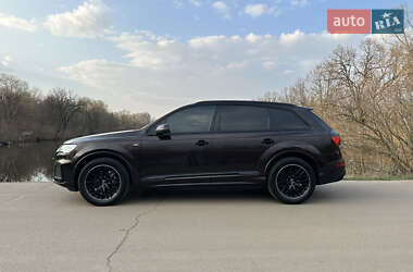 Позашляховик / Кросовер Audi Q7 2020 в 