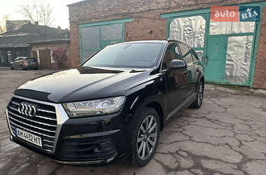 Внедорожник / Кроссовер Audi Q7 2017 в 