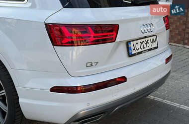 Позашляховик / Кросовер Audi Q7 2016 в 