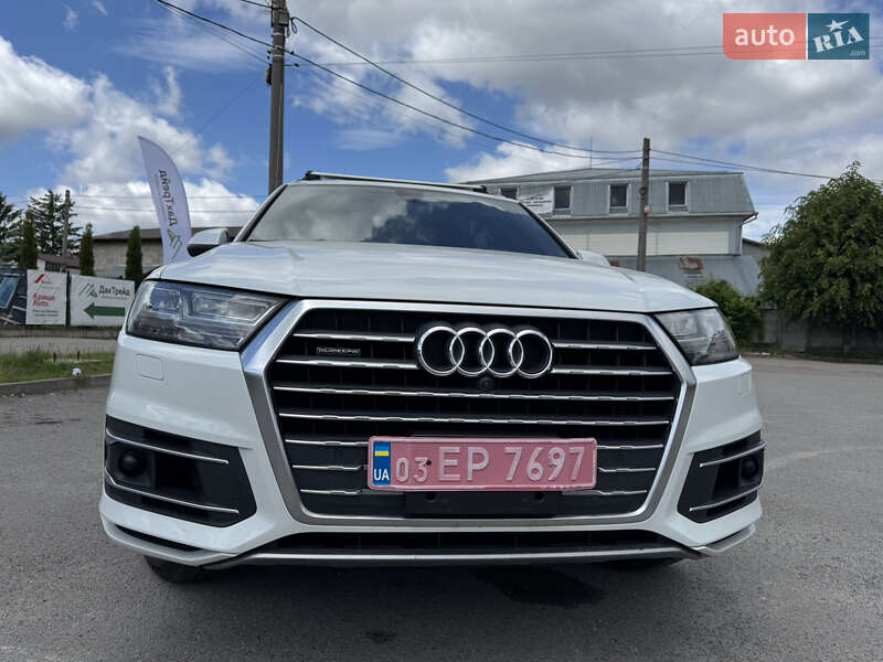 Позашляховик / Кросовер Audi Q7 2017 в Рівному