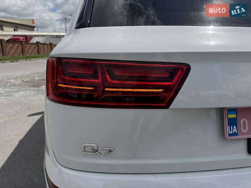 Позашляховик / Кросовер Audi Q7 2017 в Рівному