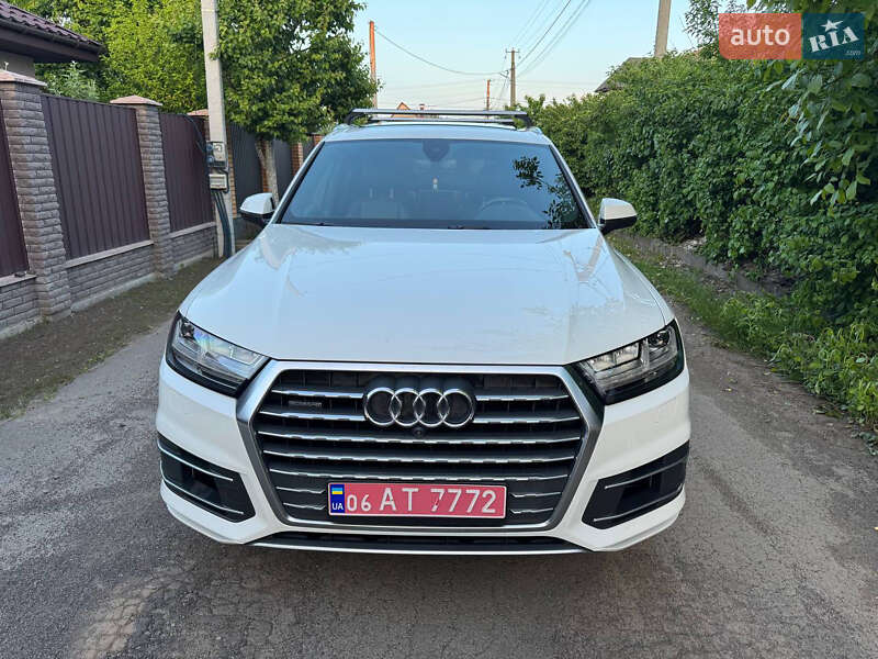 Внедорожник / Кроссовер Audi Q7 2017 в 