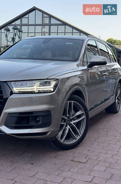 Позашляховик / Кросовер Audi Q7 2017 в 
