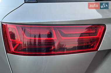 Позашляховик / Кросовер Audi Q7 2017 в 