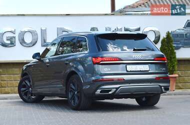 Позашляховик / Кросовер Audi Q7 2020 в 