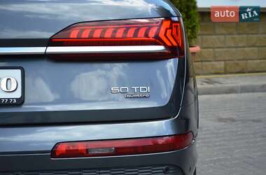 Позашляховик / Кросовер Audi Q7 2020 в 