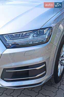 Позашляховик / Кросовер Audi Q7 2019 в 