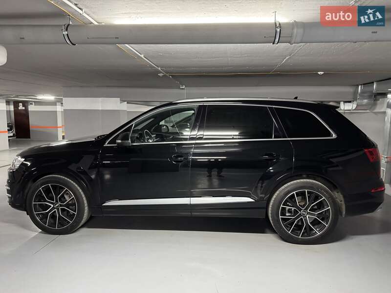 Внедорожник / Кроссовер Audi Q7 2017 в 