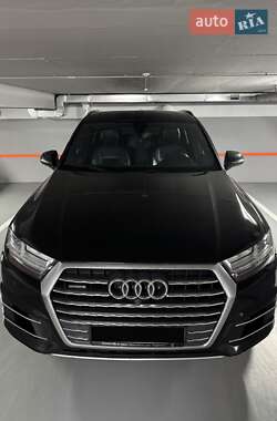 Внедорожник / Кроссовер Audi Q7 2017 в 