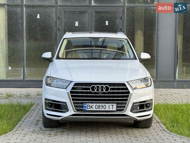 Позашляховик / Кросовер Audi Q7 2017 в Рівному