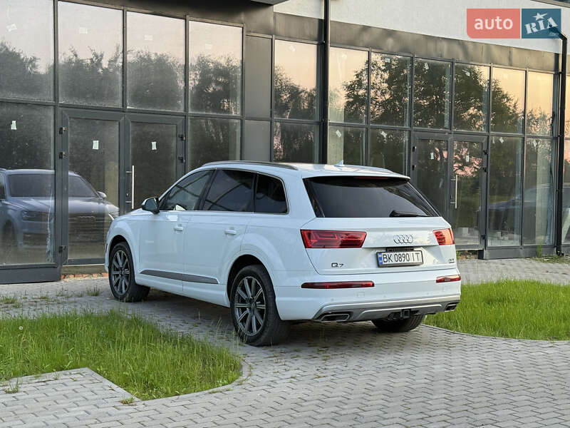 Позашляховик / Кросовер Audi Q7 2017 в Рівному