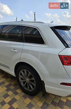 Внедорожник / Кроссовер Audi Q7 2016 в 