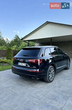 Позашляховик / Кросовер Audi Q7 2018 в 