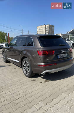 Внедорожник / Кроссовер Audi Q7 2016 в 