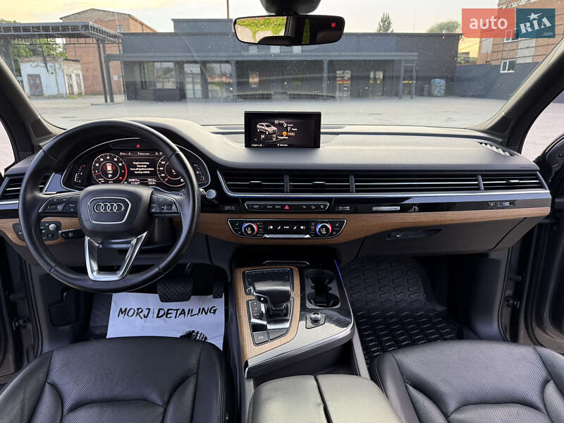 Внедорожник / Кроссовер Audi Q7 2017 в Нововолынске