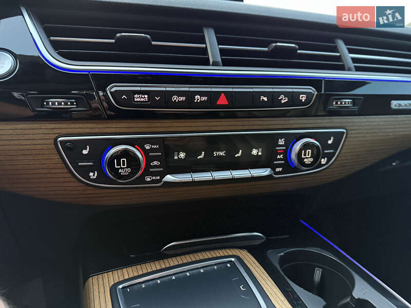 Внедорожник / Кроссовер Audi Q7 2017 в Нововолынске