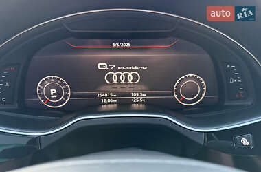 Позашляховик / Кросовер Audi Q7 2017 в 