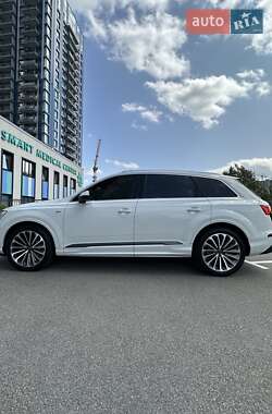 Позашляховик / Кросовер Audi Q7 2025 в 