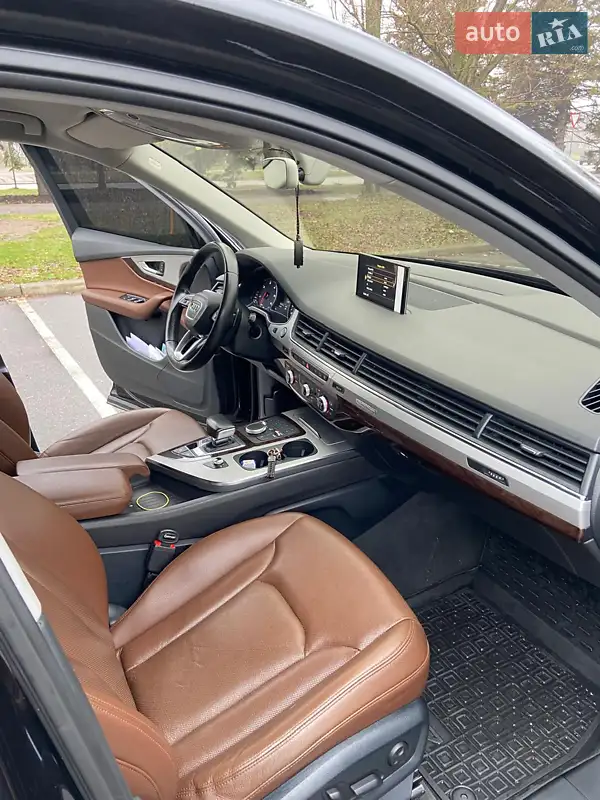 Внедорожник / Кроссовер Audi Q7 2015 в 