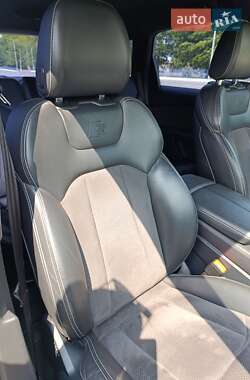 Внедорожник / Кроссовер Audi Q7 2016 в 