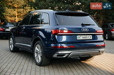 Позашляховик / Кросовер Audi Q7 2021 в 