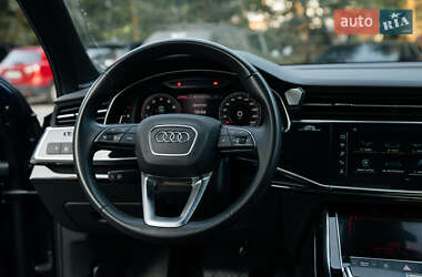 Позашляховик / Кросовер Audi Q7 2021 в 