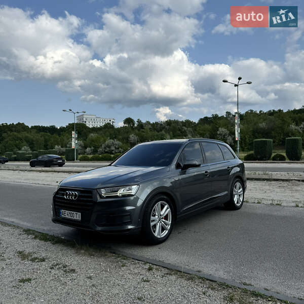 Позашляховик / Кросовер Audi Q7 2015 в 