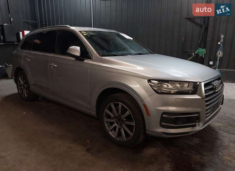 Позашляховик / Кросовер Audi Q7 2016 в 