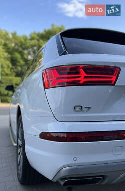 Позашляховик / Кросовер Audi Q7 2019 в 