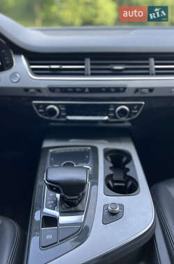 Позашляховик / Кросовер Audi Q7 2019 в 