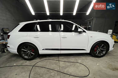 Внедорожник / Кроссовер Audi Q7 2015 в 