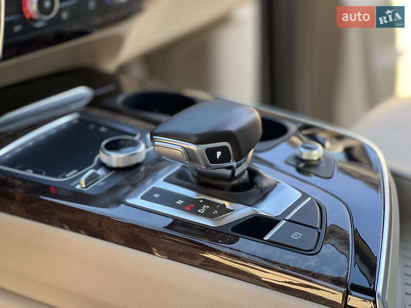 Позашляховик / Кросовер Audi Q7 2016 в Дубні
