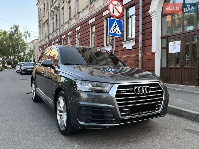 Позашляховик / Кросовер Audi Q7 2016 в 