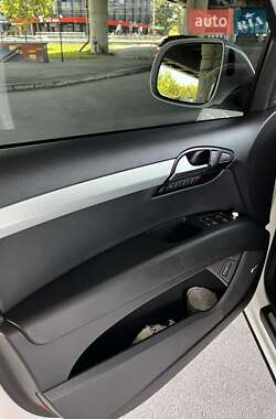 Позашляховик / Кросовер Audi Q7 2015 в 