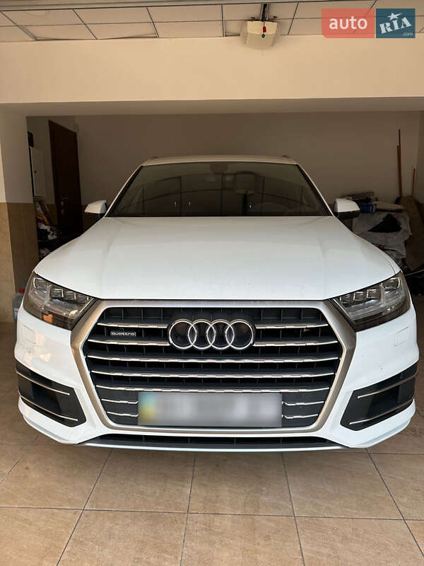 Позашляховик / Кросовер Audi Q7 2016 в 