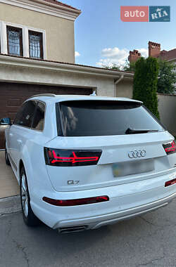 Позашляховик / Кросовер Audi Q7 2016 в 