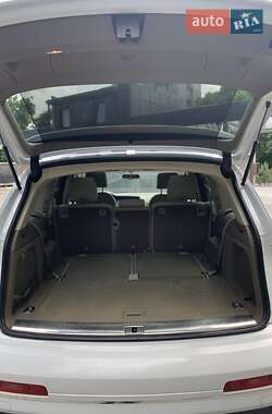 Внедорожник / Кроссовер Audi Q7 2015 в 
