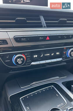 Внедорожник / Кроссовер Audi Q7 2016 в 