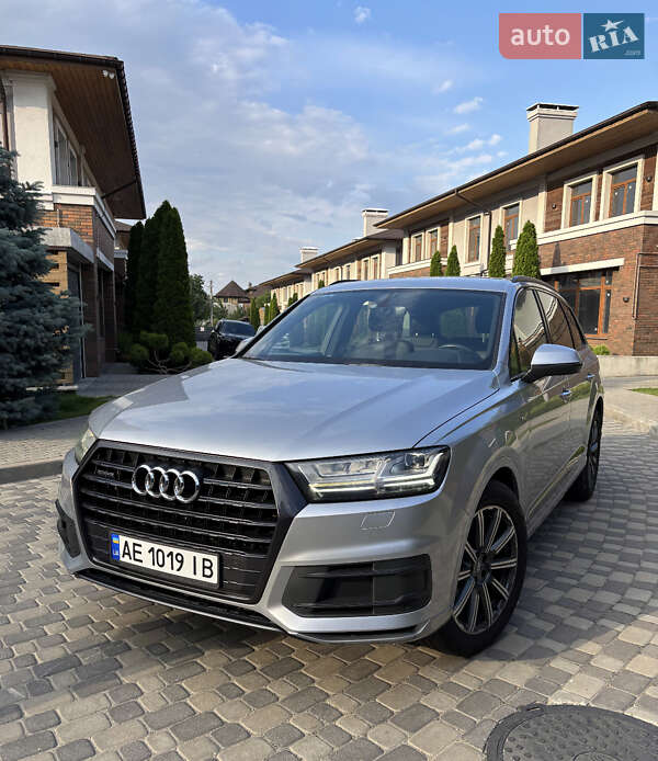 Внедорожник / Кроссовер Audi Q7 2016 в 