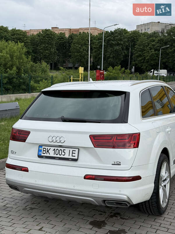 Позашляховик / Кросовер Audi Q7 2016 в Рівному