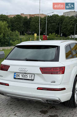 Внедорожник / Кроссовер Audi Q7 2016 в 