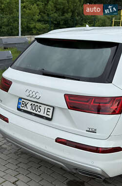Внедорожник / Кроссовер Audi Q7 2016 в 