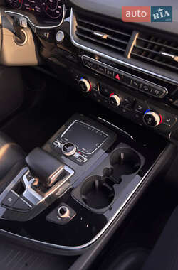 Внедорожник / Кроссовер Audi Q7 2017 в 