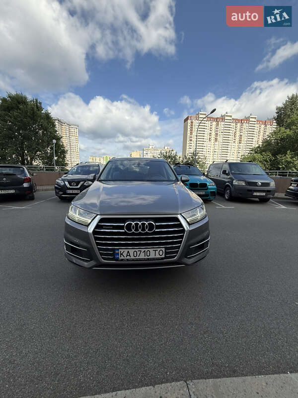 Внедорожник / Кроссовер Audi Q7 2015 в 