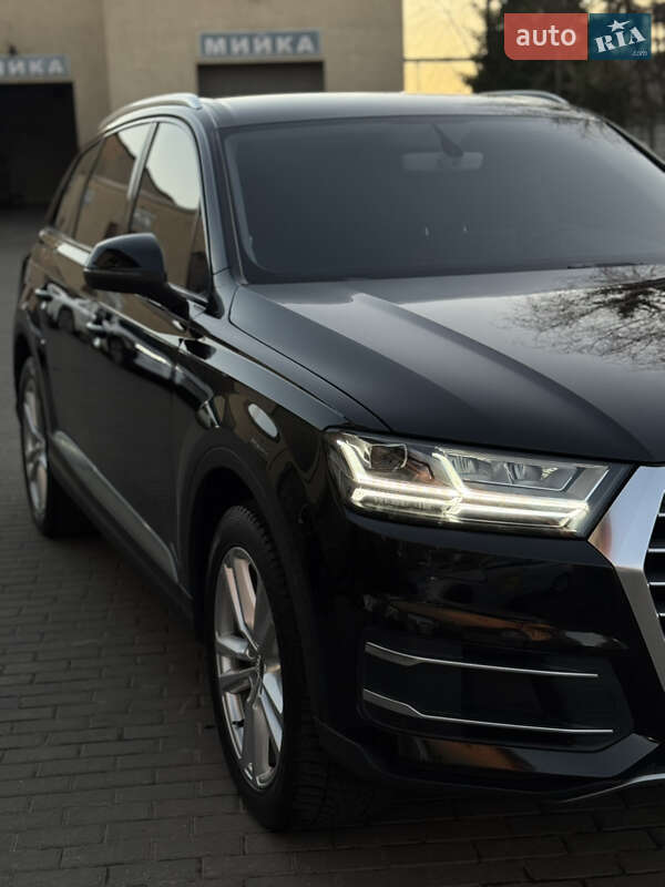 Позашляховик / Кросовер Audi Q7 2015 в Володимирі